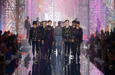 BST Dolce & Gabbana Xuân Hè 2022 - Đêm hội của sắc màu và ánh sáng