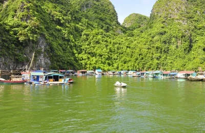 Làng chài Cửa Vạn sánh vai cùng những ngôi làng đẹp nhất trên thế giới