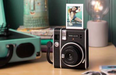 Máy ảnh Instax Mini 40 - Món phụ kiện thời trang cá tính