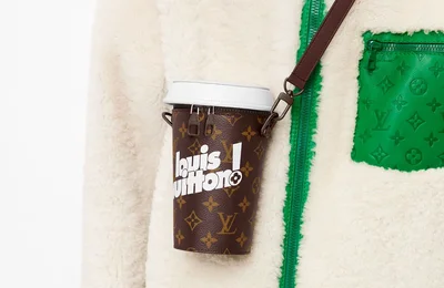 Louis Vuitton giới thiệu mẫu túi "ngộ nghĩnh" có hình … củ cà rốt và cốc cà phê
