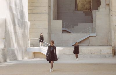 Chanel Cruise 2022 - Thanh lịch với thiết kế trắng đen