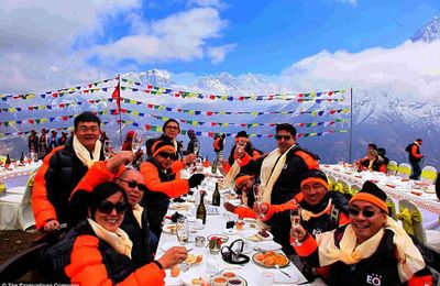 15 phút ăn sáng trên đỉnh Everest với giá 5000 USD/người