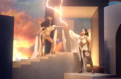 Visual đỉnh cao của Cardi B và Lizzo trong MV Rumors
