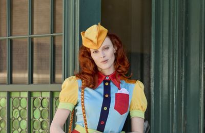 Moschino resort 2022 collection - MV nhạc kịch lấy cảm hứng từ đồ ăn và thời kỳ vàng son của Hollywood