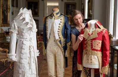 Bộ sưu tập váy áo bằng giấy lấy cảm hứng từ thời kỳ Regency