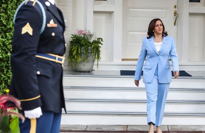Phó tổng thống Mỹ Kamala Harris chuộng trang sức ngọc trai