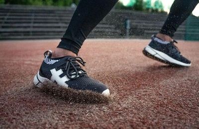 Giày thể thao làm từ bã cà phê của hai chàng trai gốc Việt