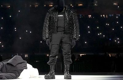 Bên cạnh album mới, Kanye West ra mắt các sản phẩm Merch cùng Balenciaga
