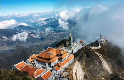 Những đỉnh núi linh thiêng nhất Việt Nam thu hút khách thập phương