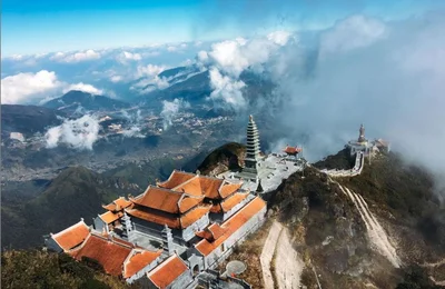Những đỉnh núi linh thiêng nhất Việt Nam thu hút khách thập phương