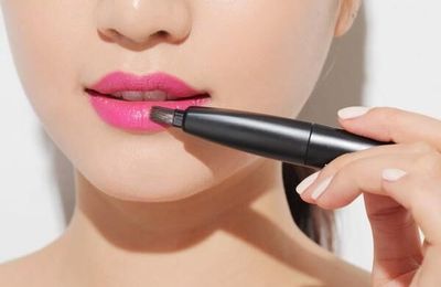 Làm thế nào để son lên môi chuẩn màu?