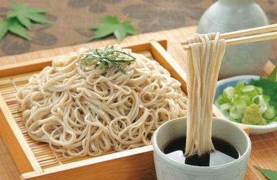 Vì sao người Nhật nổi tiếng tao nhã lại thích húp xì xụp thành tiếng khi ăn mì?