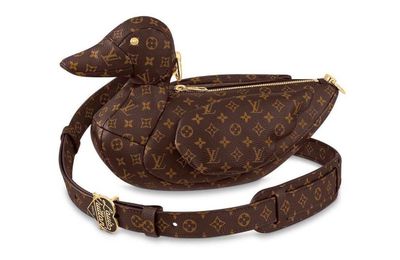 Louis Vuitton lại tiếp tục “gây choáng” với chiếc túi … con vịt 103 triệu đồng