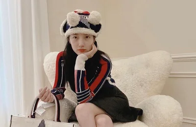 Suzy khoe diện mạo xinh đẹp khi diện quà tặng từ Dior - Mùa đông đến rồi