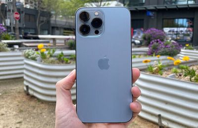 Đập hộp iPhone 13 Pro Max phiên bản màu Sierra Blue trong ngày mở bán