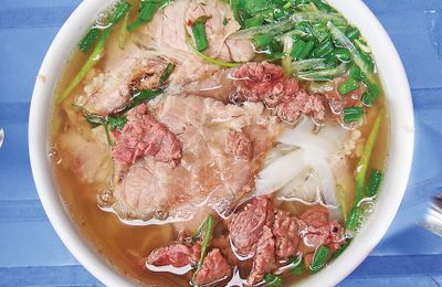 Cận cảnh tô phở ở khách sạn dát vàng hot nhất Việt Nam