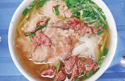 Cận cảnh tô phở ở khách sạn dát vàng hot nhất Việt Nam