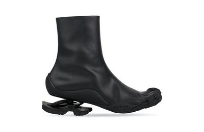 “Đứng hình” với đôi boots ngón chân 36 triệu VNĐ của Balenciaga