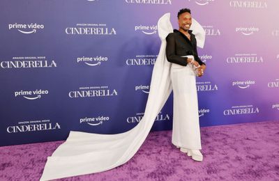 Billy Porter diện đầm đính nơ, nổi bật trên thảm đỏ ra mắt Cinderella