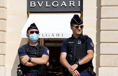 Băng cướp mặc vest xịn tấn công cửa hàng Bvlgari tại Pháp