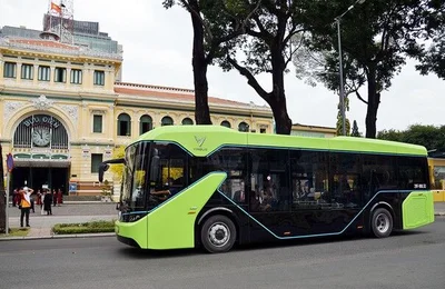 Xe buýt điện VinBus xuất hiện trên đường phố Sài Gòn
