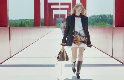 Louis Vuitton- Cruise 2022: Đắm chìm vào vũ trụ và thiên hà bao la