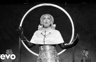 MV "Oh My God" - Adele xứng với danh hiệu "Nữ hoàng đồ Custom Couture"