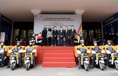 Honda Việt Nam phối hợp với Bưu Điện Việt Nam triển khai thí điểm dự án sử dụng xe điện giao hàng