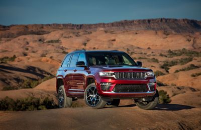 Triển lãm ô tô Việt Nam 2022: Jeep Grand Cherokee ra mắt với giá hơn 6 tỷ