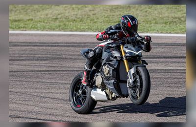 Sau Panigale V4, Ducati Streetfighter V4 2023 ra mắt với 3 phiên bản