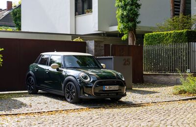 MINI Cooper S 5-Cửa Resolute Edition ra mắt thị trường Việt Nam