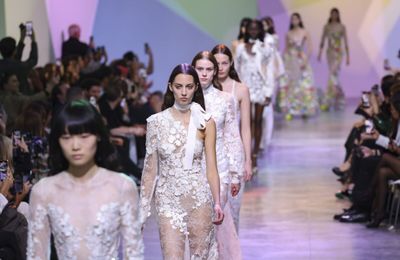 ELIE SAAB Xuân Hè 2023: Mang đến sự chuyển động nhẹ nhàng quyến rũ