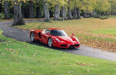 Một chiếc xe Ferrari Enzo huyền thoại được bán với giá 2,9 triệu USD