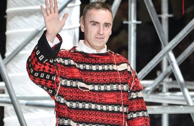 Raf Simons đóng cửa thương hiệu mang tên mình sau 27 năm