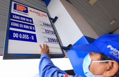 Giá xăng dầu tiếp tục giảm mạnh trong tháng 10/2022