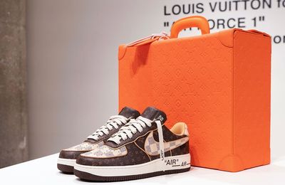 Đôi giày Louis Vuitton x Nike Air Force 1 đầu tiên được bán với giá hơn 8 tỷ đồng