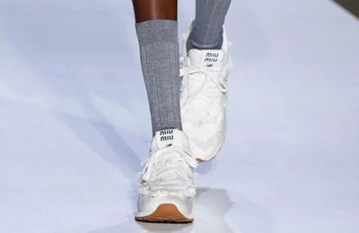 Miu Miu x New Balance 574: Cú bắt tay "Hồi sinh đôi giày huyền thoại"