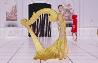 Moschino Thu Đông 2022 - Tôn vinh tài năng sáng tạo của Jeremy Scott