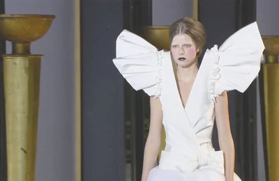 Victor & Rolf Haute Couture Xuân Hè 2022: Thế giới của ma cà rồng
