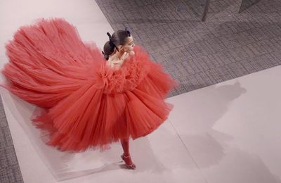 Giambattista Valli - Haute Couture Xuân/Hè 2022: Đương đại hòa cùng cổ điển