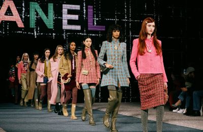 Chanel - Thu Đông 2022: Đôi ủng cao su lấy cảm hứng từ hoàng gia Anh