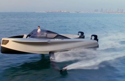 Lái thử 'du thuyền bay' trị giá 1 triệu đô.