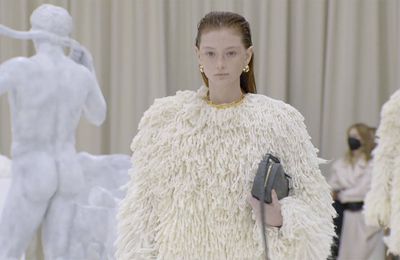 BST Thu Đông 2022 - Jil Sander: Sân khấu cho người phụ nữ trưởng thành