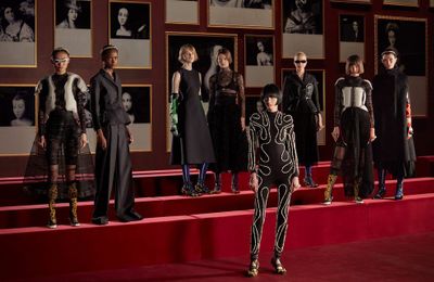 Dior - Thu Đông 2022/23: Phụ kiện túi giày motard phong cách biker
