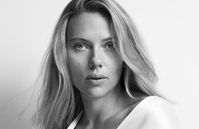 Scarlett Johansson ra mắt thương hiệu dưỡng da tối giản