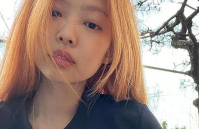Jennie “chào hè” với mái tóc màu cam dâu rực rỡ
