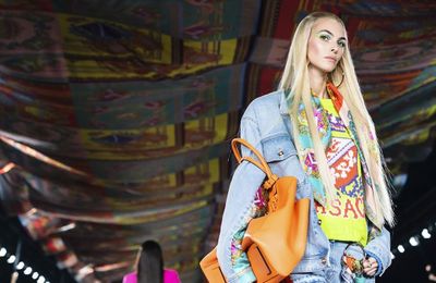 Versace - Spring Summer 2022: Ca sỹ Dua Lipa lần đầu lên sàn catwalk