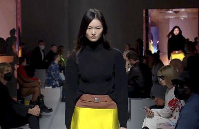 Prada - Spring Summer 2022: Sự gợi cảm theo cách không gượng ép