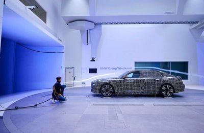 BMW i7 xDrive60 có thể di chuyển tới 800 km mỗi lần sạc