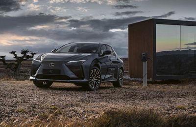 Lexus RZ 450e chính thức ra mắt, xe sang chạy điện đầu tiên của Lexus